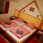 Konukevi Pod Orechom 3*